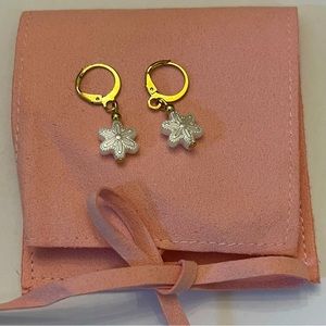 Anthropologie Pearl Shell Resin White Flower
Shaped Huggie Mini Gold Earrings